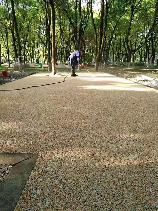 露骨料透水路面